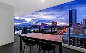Large Modern 3 Bedroom Apartment With City Views - Coasthm